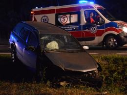 Opel wjechał do rowu w lesie pod Dąbrową