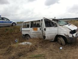Bus dachował pod Brzegiem. Kierowca miał prawie pół promila.
