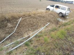 Bus dachował pod Brzegiem. Kierowca miał prawie pół promila.