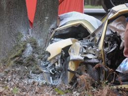 Opel uderzył w drzewo. Kierowca zginął na miejscu.