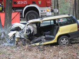 Opel uderzył w drzewo. Kierowca zginął na miejscu.