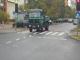 To samo wykroczenie popełnił kierowca ciężarówki.