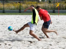 Na boiskach do siatkówki plażowej można grać też w beach soccera.