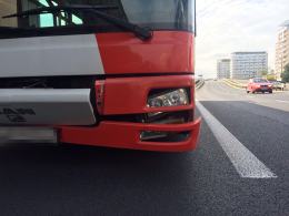 Renault zderzyło się z autobusem MZK