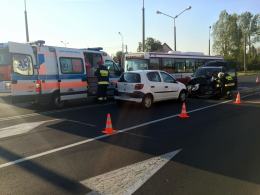 Trzy osoby ranne po zderzeniu volkswagena z autobusem MZK