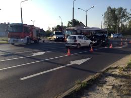 Trzy osoby ranne po zderzeniu volkswagena z autobusem MZK
