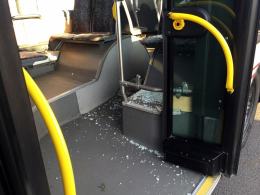 Trzy osoby ranne po zderzeniu volkswagena z autobusem MZK