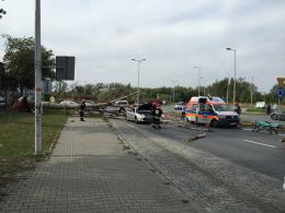 Drzewo spadło na jadący samochód i karetkę pogotowia
