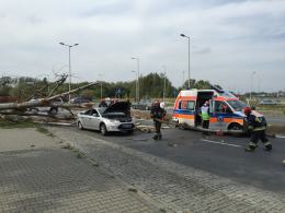 Drzewo spadło na jadący samochód i karetkę pogotowia