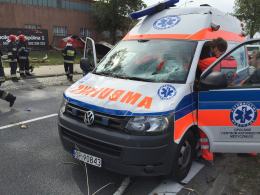 Drzewo spadło na jadący samochód i karetkę pogotowia