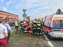 Drzewo spadło na jadący samochód i karetkę pogotowia