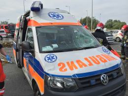Drzewo spadło na jadący samochód i karetkę pogotowia