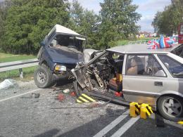 Czołowe zderzenie poloneza z suzuki. Dwie osoby ranne.
