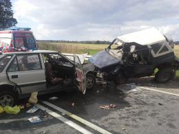 Czołowe zderzenie poloneza z suzuki. Dwie osoby ranne.