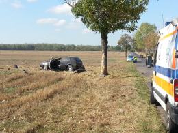 Volkswagen golf rozbił się na drzewie. Nie żyje 19-latek.