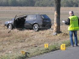 Volkswagen golf rozbił się na drzewie. Nie żyje 19-latek.