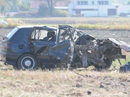 Volkswagen golf rozbił się na drzewie. Nie żyje 19-latek.