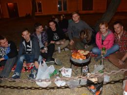 Tłumy studentów na akademickim grillowaniu