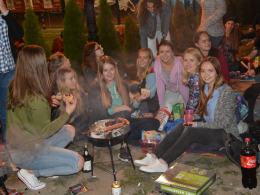 Tłumy studentów na akademickim grillowaniu