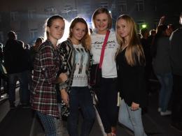 Tłumy studentów na akademickim grillowaniu
