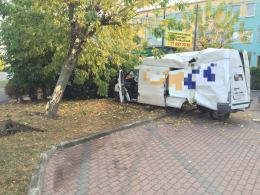 Bus kurierski wpadł w poślizg i uderzył w drzewo