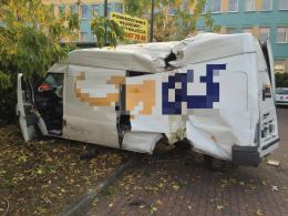 Bus kurierski wpadł w poślizg i uderzył w drzewo