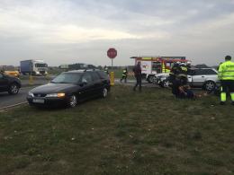 Audi zderzyło się z autokarem. 5 osób trafiło do szpitala.
