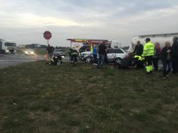 Audi zderzyło się z autokarem. 5 osób trafiło do szpitala.