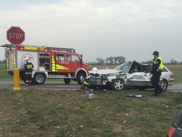 Audi zderzyło się z autokarem. 5 osób trafiło do szpitala.
