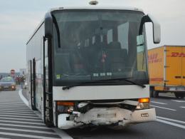 Audi zderzyło się z autokarem. 5 osób trafiło do szpitala.