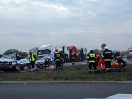 Audi zderzyło się z autokarem. 5 osób trafiło do szpitala.