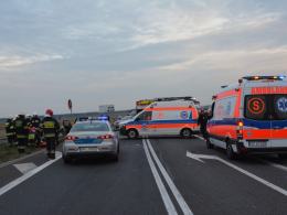 Audi zderzyło się z autokarem. 5 osób trafiło do szpitala.