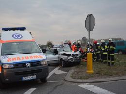 Audi zderzyło się z autokarem. 5 osób trafiło do szpitala.