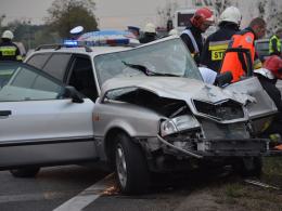 Audi zderzyło się z autokarem. 5 osób trafiło do szpitala.