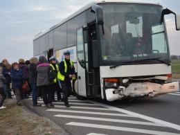 Audi zderzyło się z autokarem. 5 osób trafiło do szpitala.