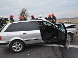 Audi zderzyło się z autokarem. 5 osób trafiło do szpitala.