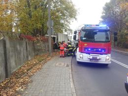 Śmieciarka staranowała latarnię i płot