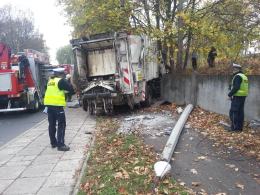Śmieciarka staranowała latarnię i płot