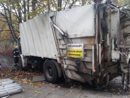 Śmieciarka staranowała latarnię i płot