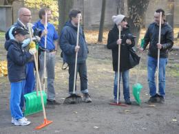 Opolanie sprzątają zabytkowy cmentarz przy ul. Wrocławskiej