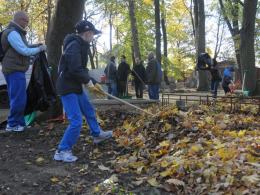 Opolanie sprzątają zabytkowy cmentarz przy ul. Wrocławskiej