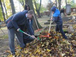 Opolanie sprzątają zabytkowy cmentarz przy ul. Wrocławskiej