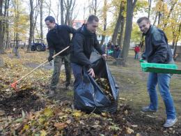Opolanie sprzątają zabytkowy cmentarz przy ul. Wrocławskiej