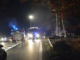 Audi A6 spłonęło po uderzeniu w drzewo