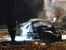 Audi A6 spłonęło po uderzeniu w drzewo