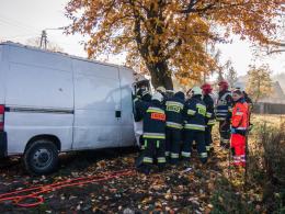 Bus uderzył w drzewo. Ranny 32-letni pasażer.