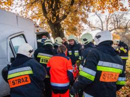 Bus uderzył w drzewo. Ranny 32-letni pasażer.