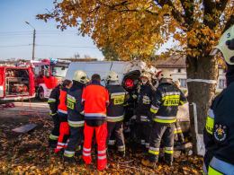 Bus uderzył w drzewo. Ranny 32-letni pasażer.