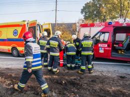 Bus uderzył w drzewo. Ranny 32-letni pasażer.