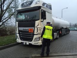 Citroen zderzył się z cysterną, jedna osoba jest ranna